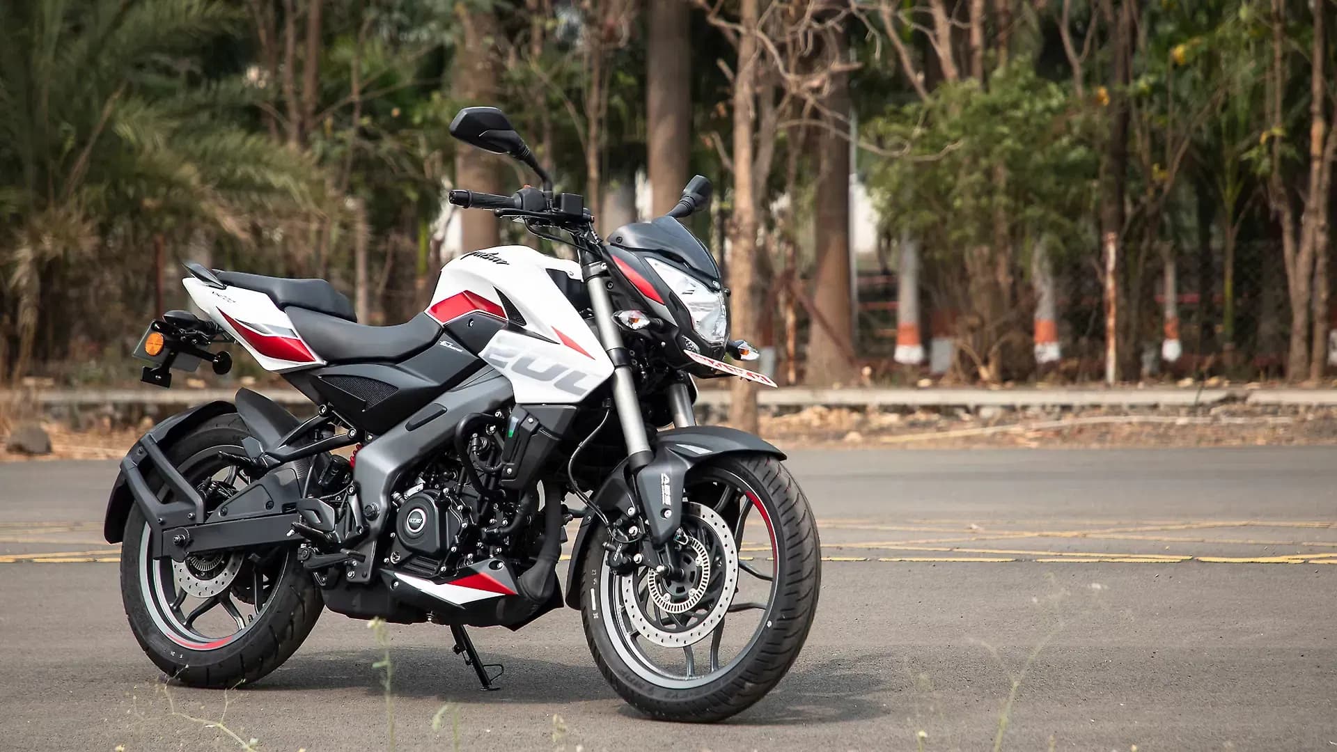 Bajaj Pulsar NS200 Right Front Three Quarter