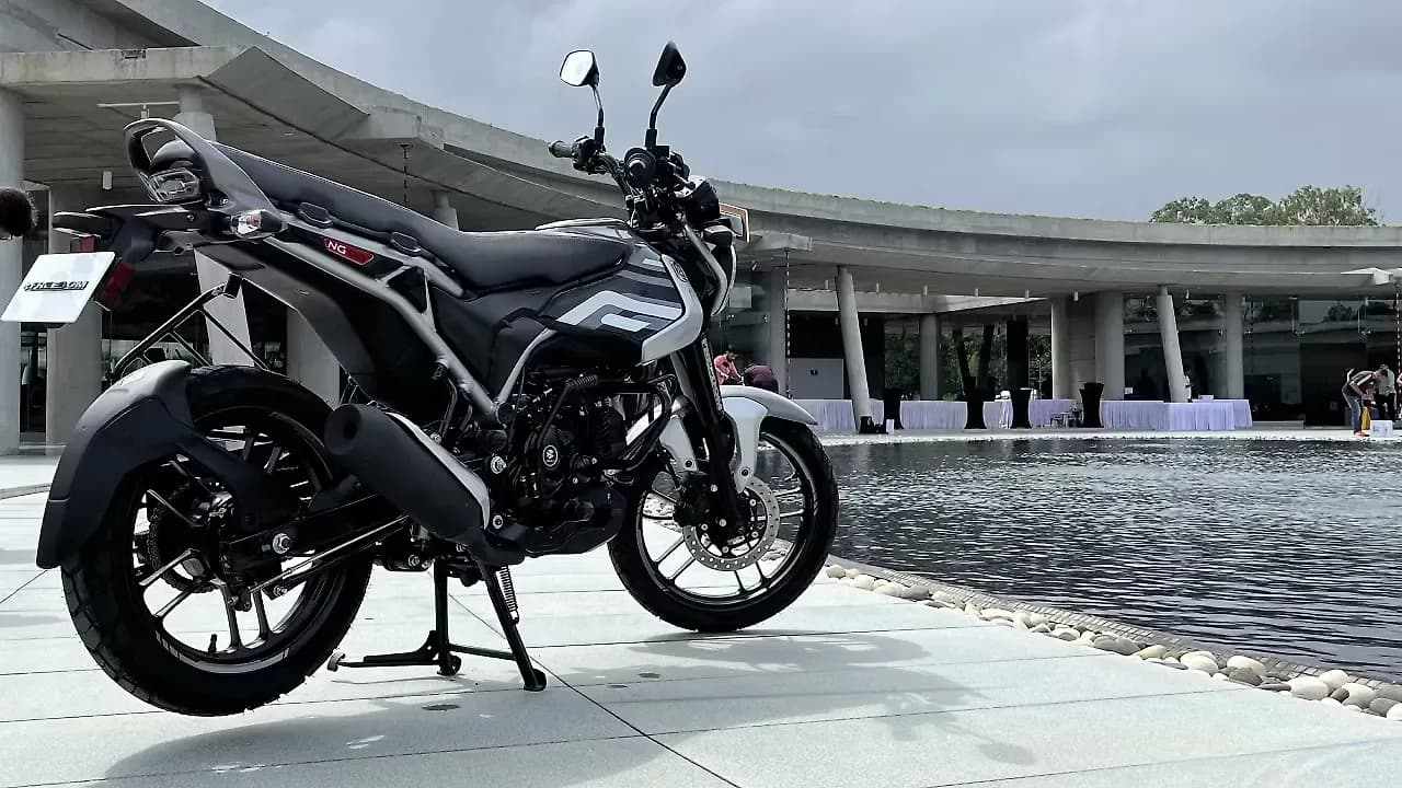 Bajaj Bruzer CNG Right Rear Three Quarter