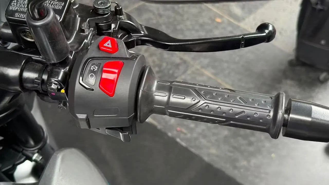 Bajaj Pulsar 125 2026 Right Side Handelbar Throttle Grip