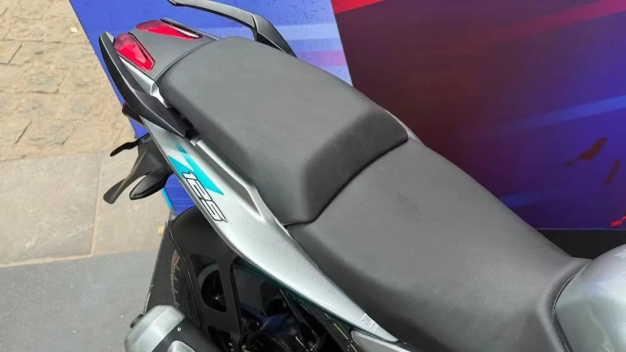 Bajaj Pulsar 125 2026 Seat