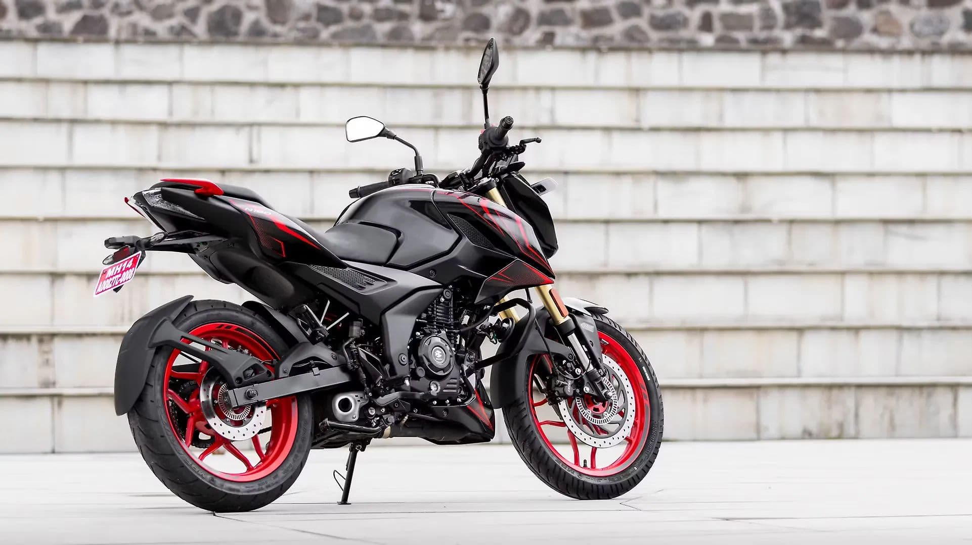 Bajaj Pulsar N160 4V Right Rear Three Quarter