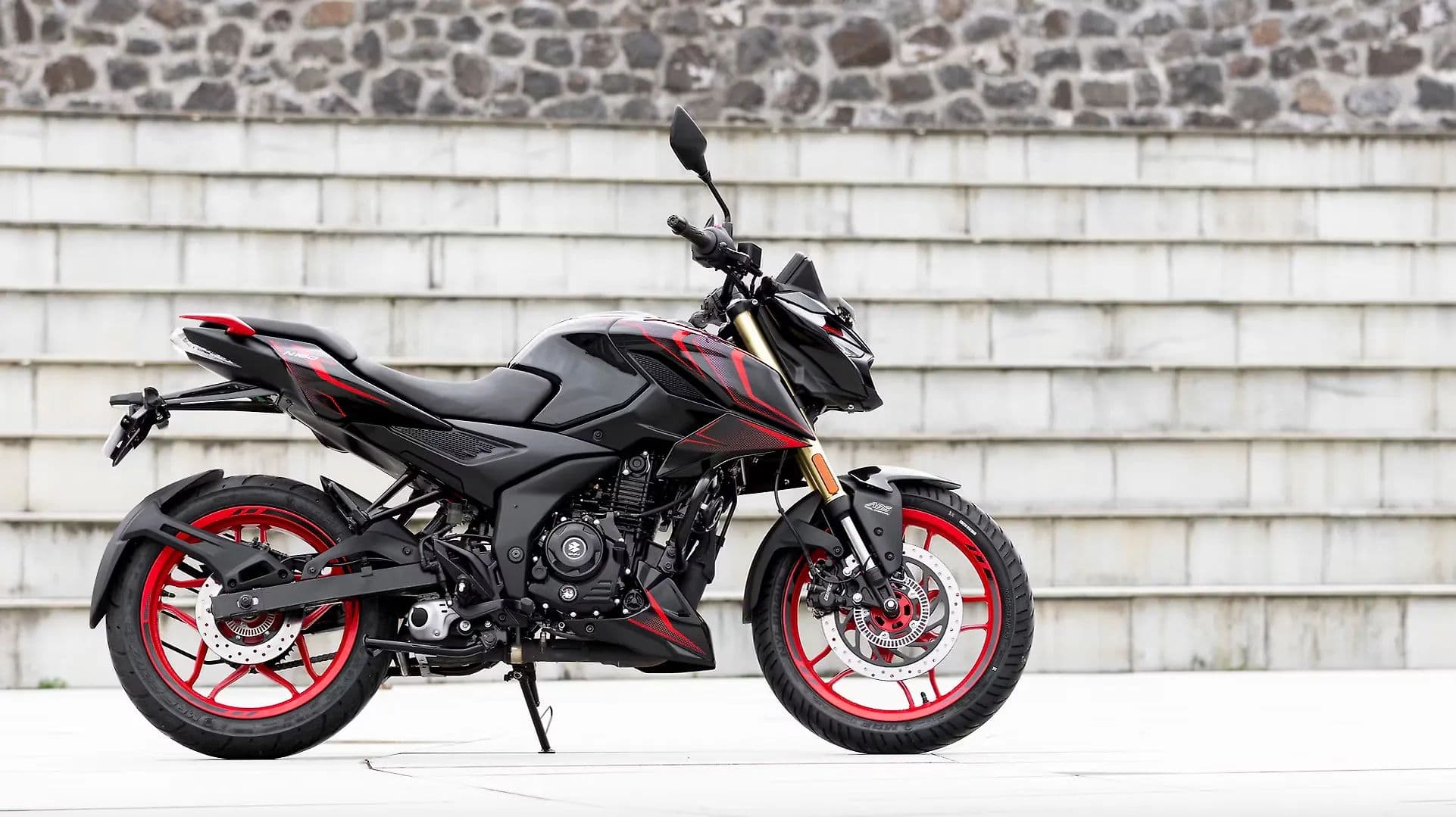 Bajaj Pulsar N160 4V Right Side View