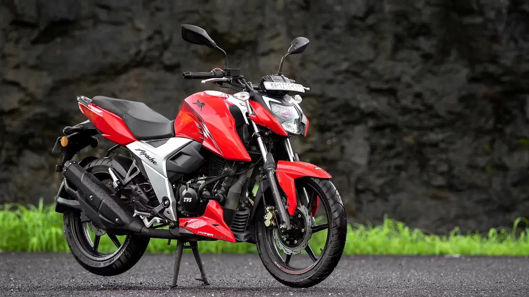 TVS Apache RTR 160 4V Right Front Three Quarter
