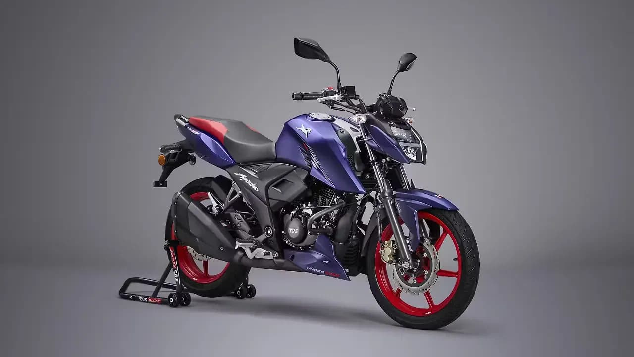 TVS Apache RTR 160 4V Right Front Three Quarter