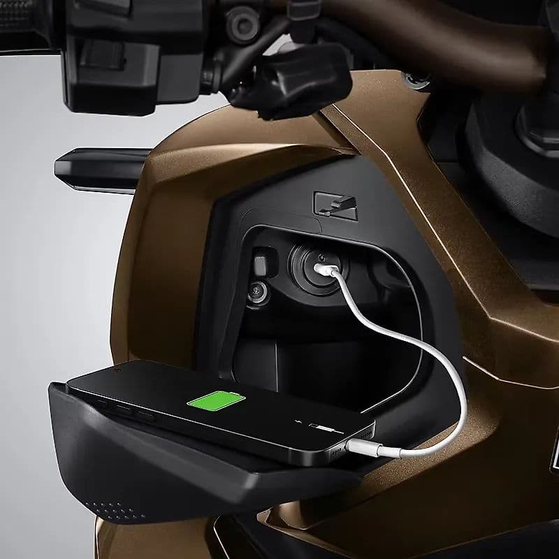 Honda ADV 160 USB Charging Port