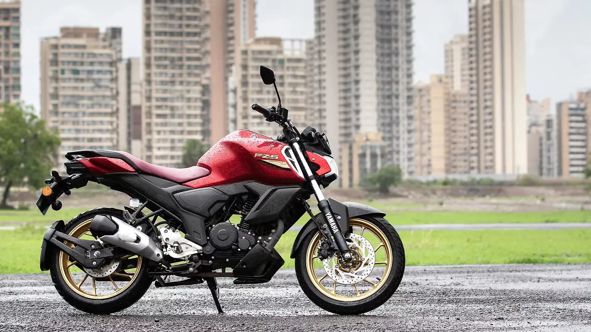 Yamaha FZS Fi V4 Right Side View