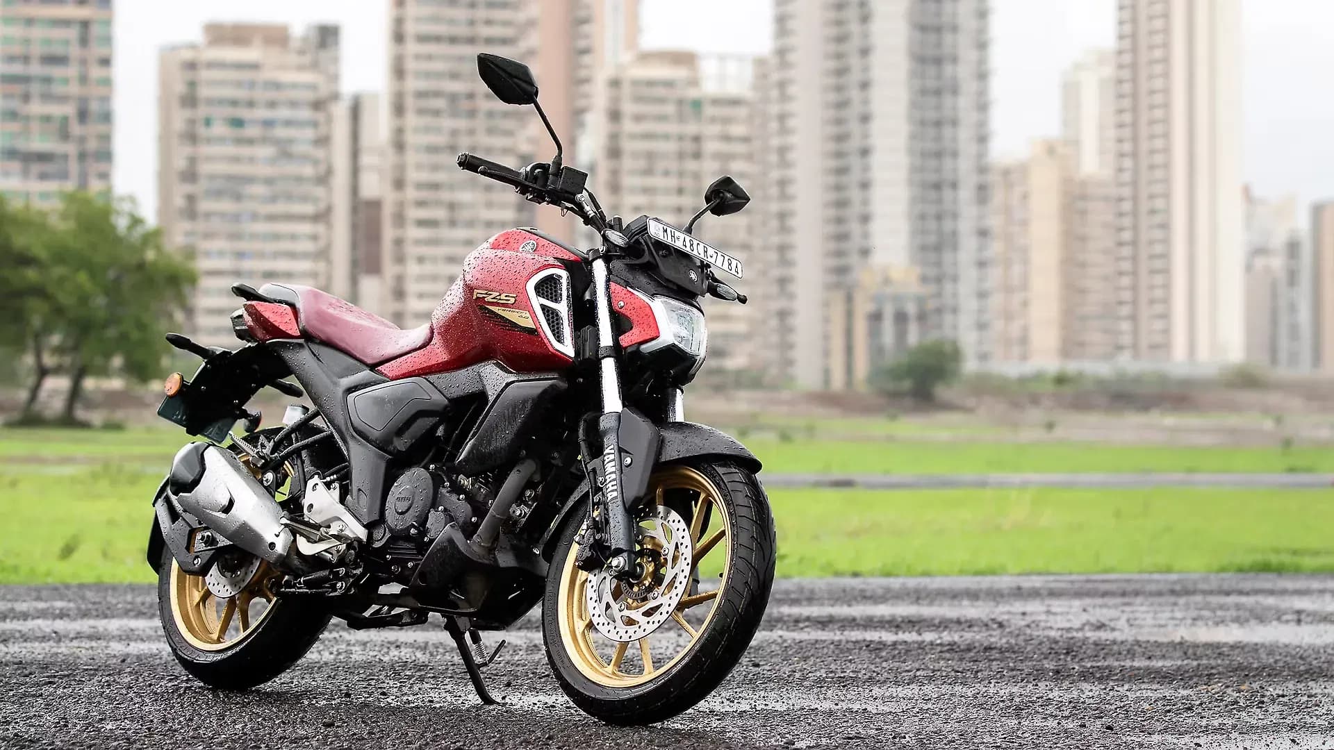 Yamaha FZS Fi V4 Right Front Three Quarter