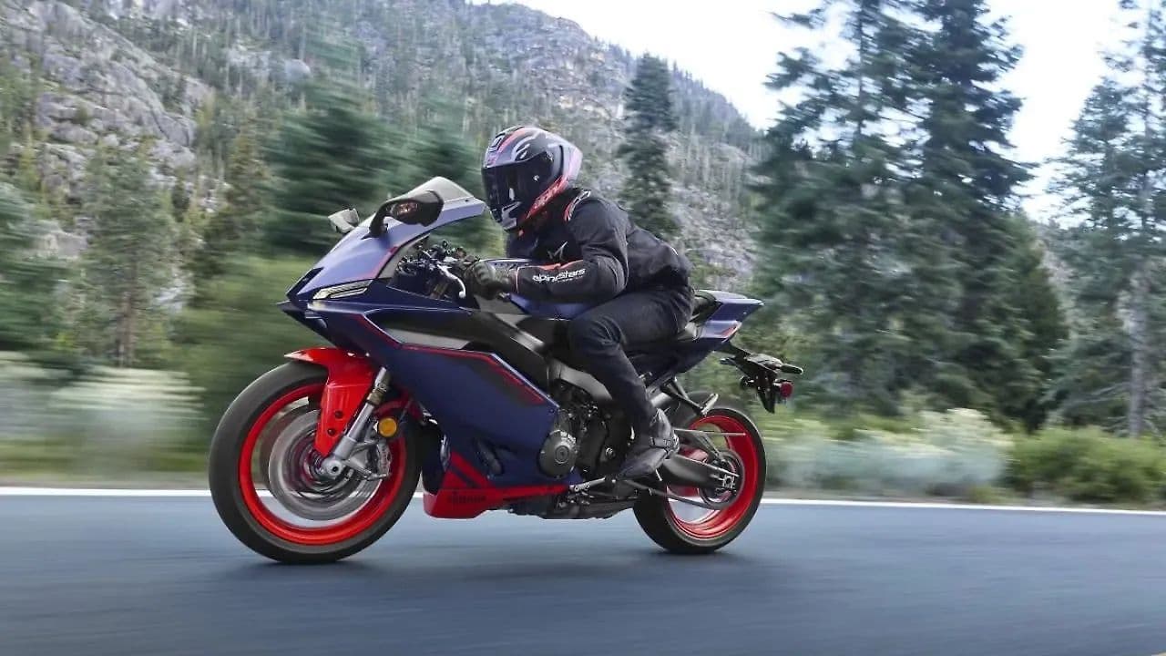 Yamaha YZF R9 Riding