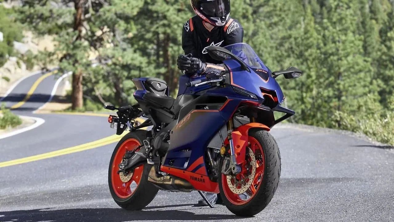 Yamaha YZF R9 Riding