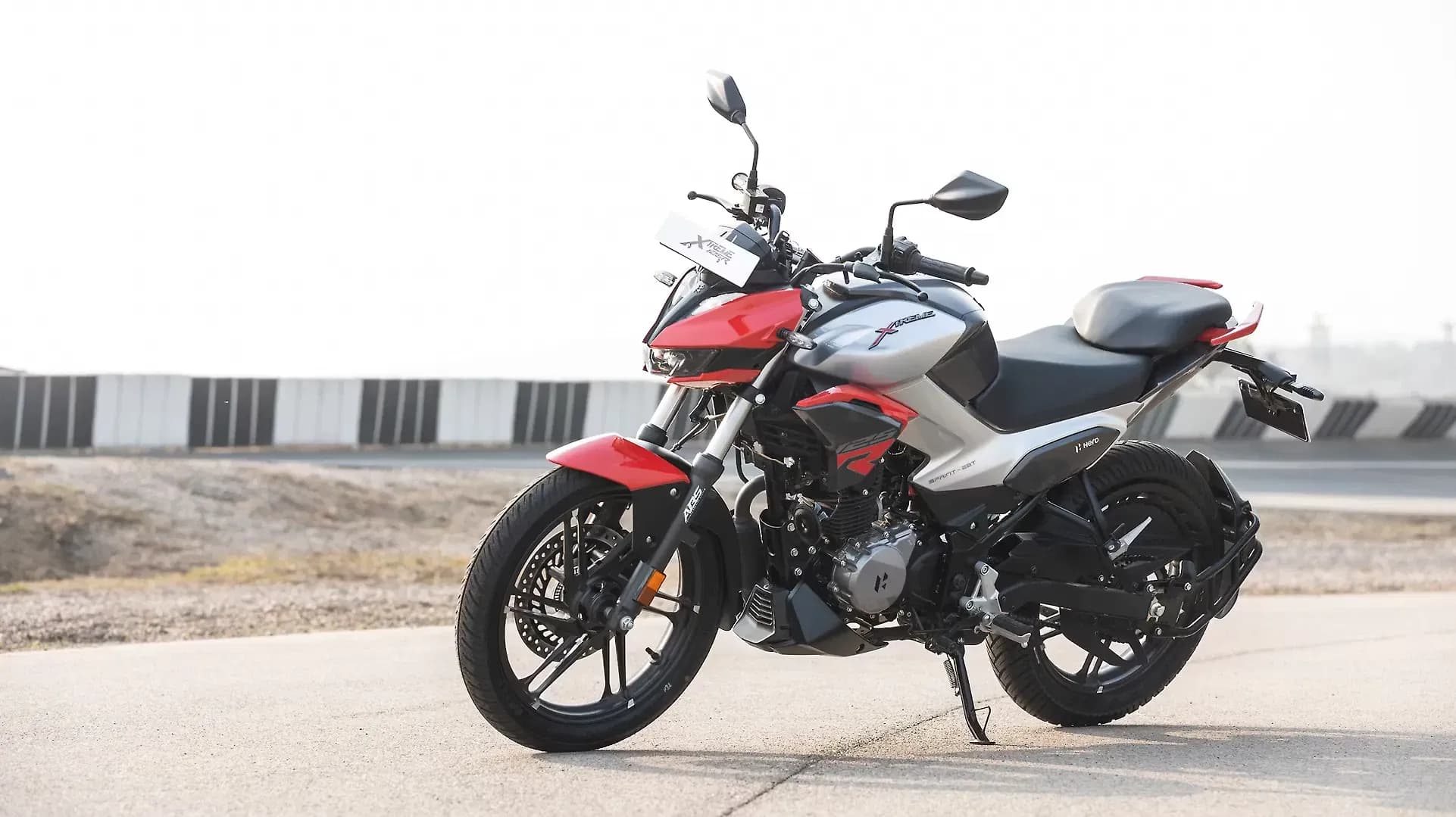 Hero Xtreme 125R Left Front Three Quarter