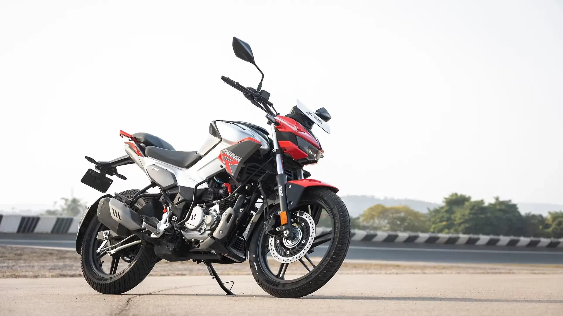 Hero Xtreme 125R Right Front Three Quarter