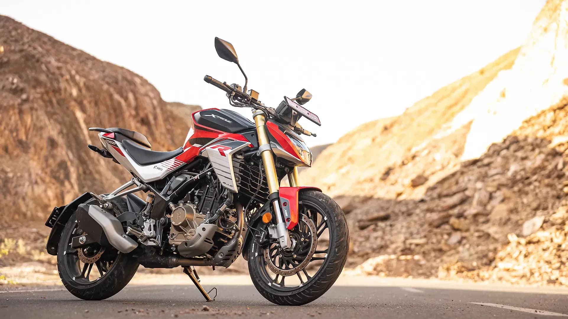 Hero Xtreme 250R Right Front Three Quarter
