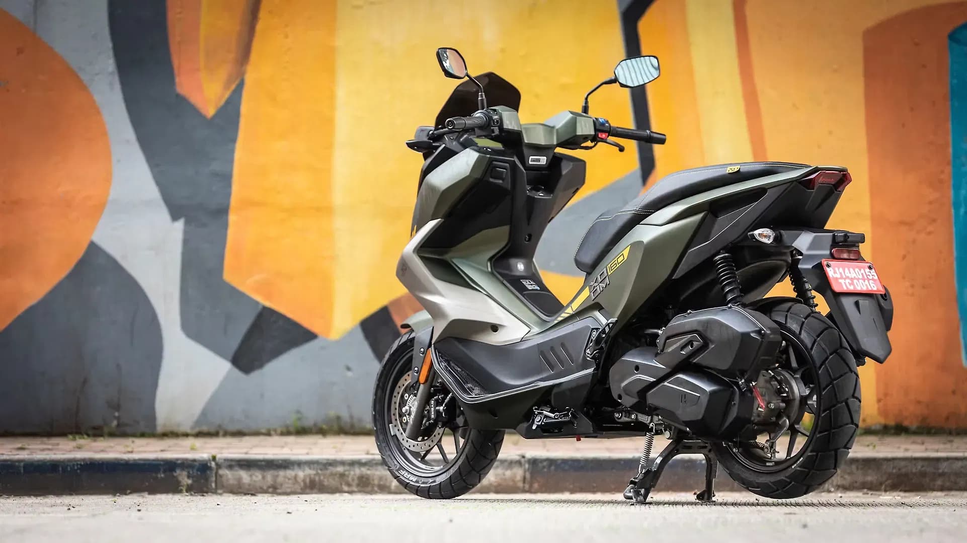 Hero Xoom 160 Left Rear Three Quarter