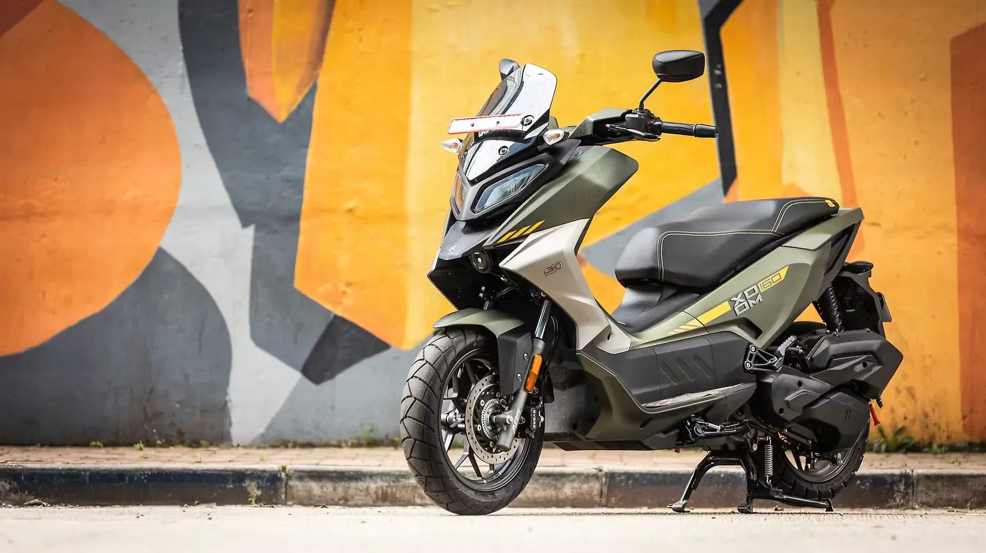 Hero Xoom 160 Left Front Three Quarter