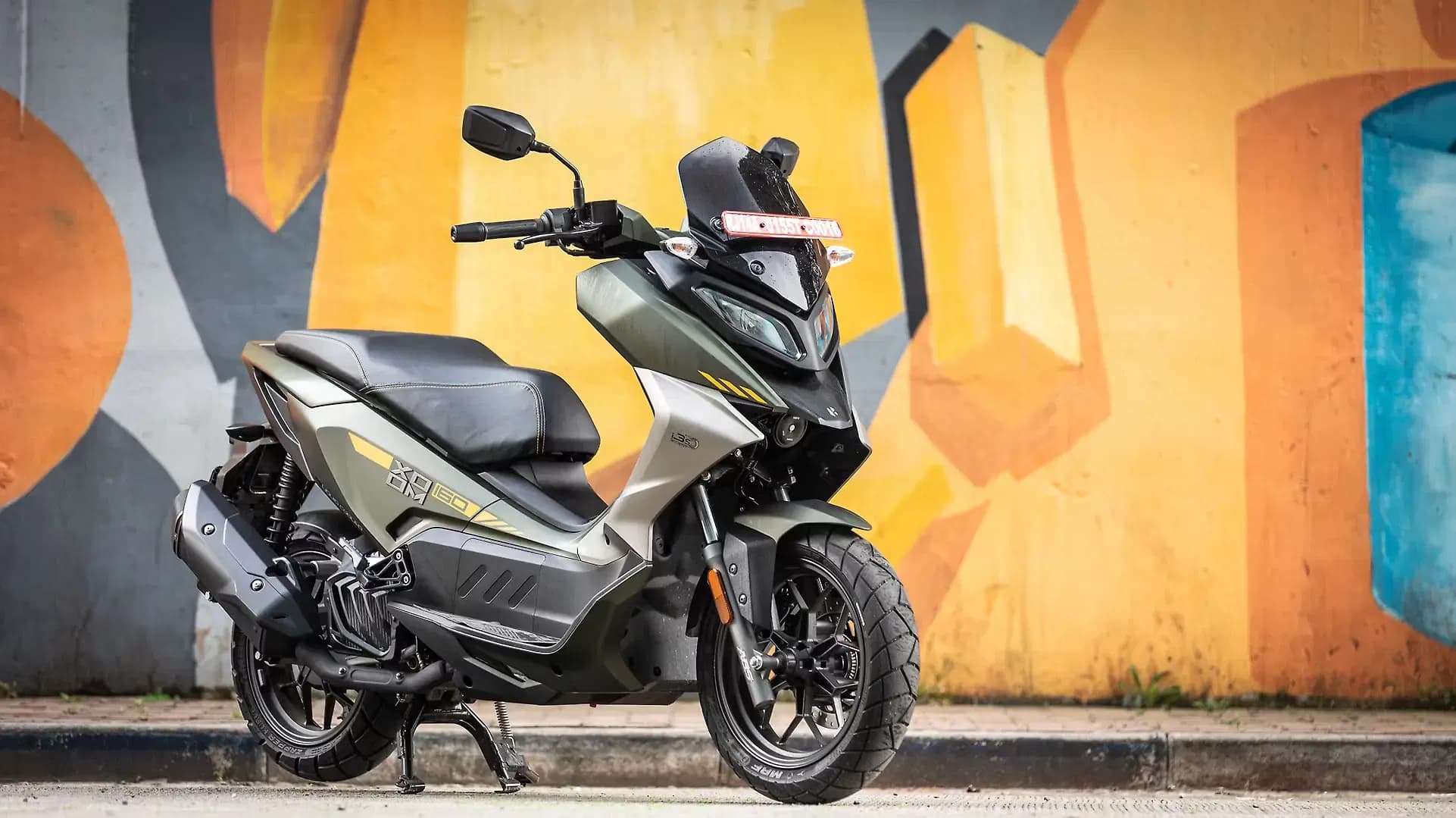 Hero Xoom 160 Right Front Three Quarter