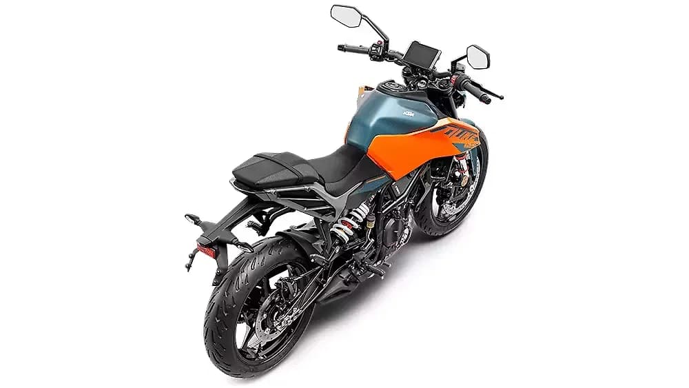 KTM 125 Duke [2024] Right Rear Three Quarter