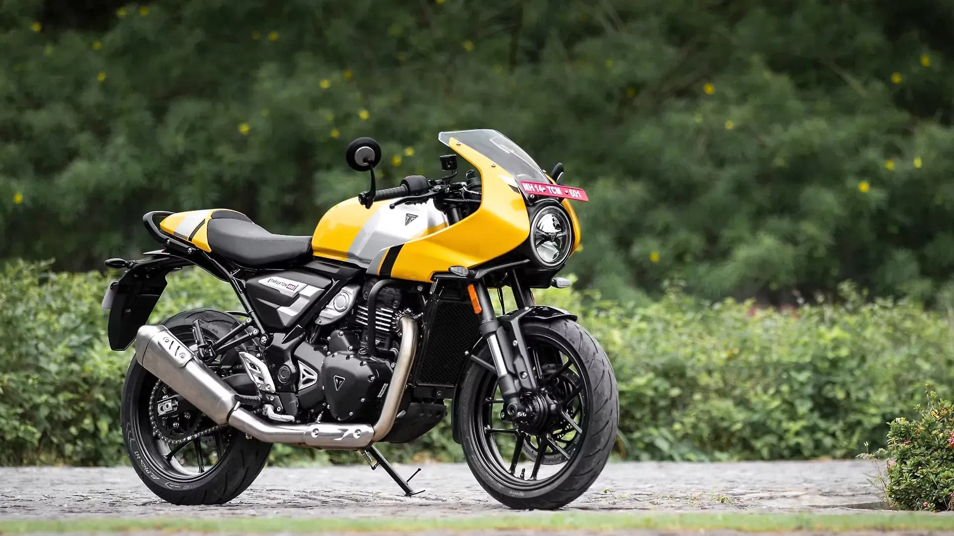 Triumph Thruxton 400 Right Front Three Quarter