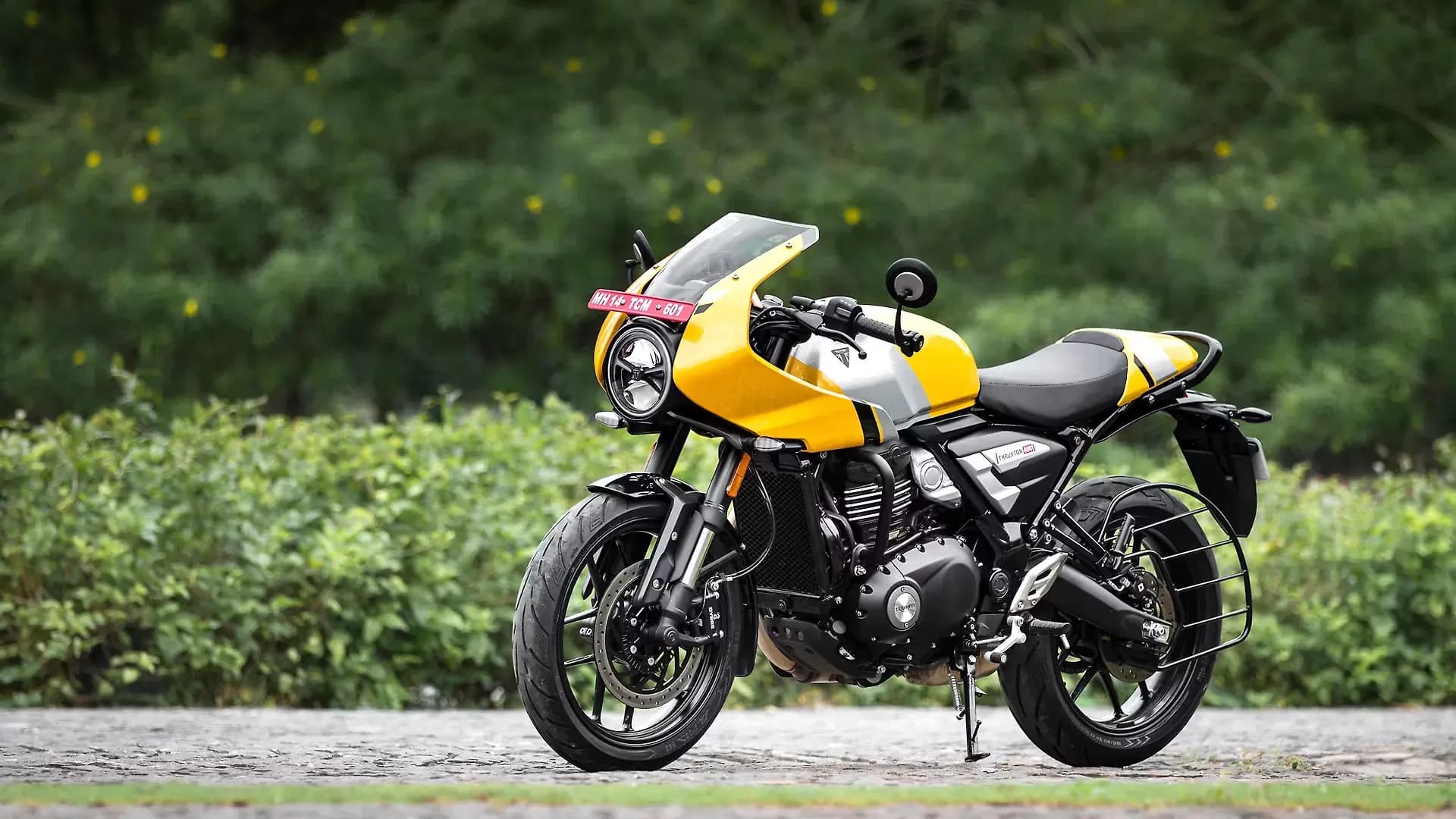 Triumph Thruxton 400 Left Front Three Quarter