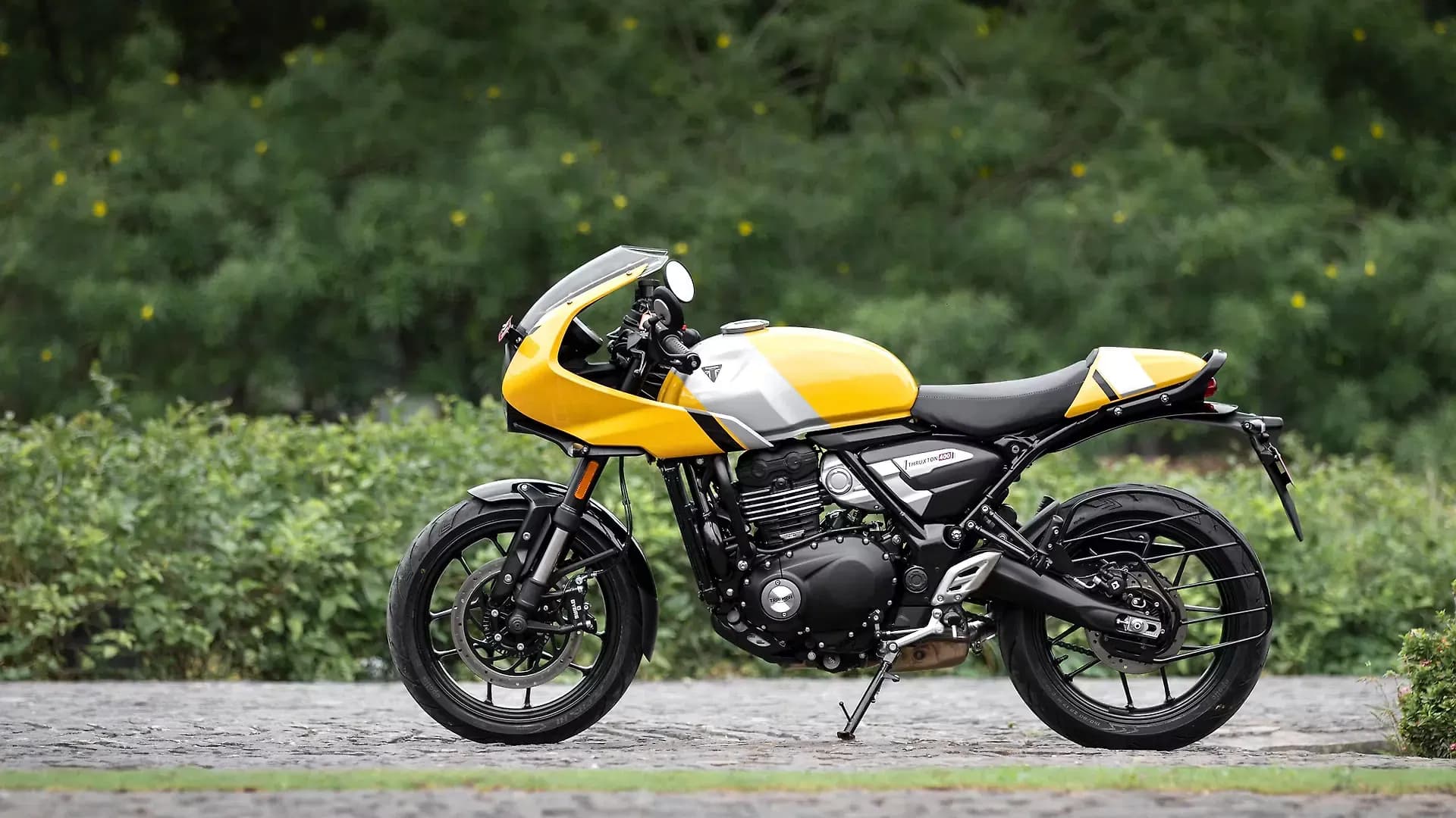 Triumph Thruxton 400 Left Side View