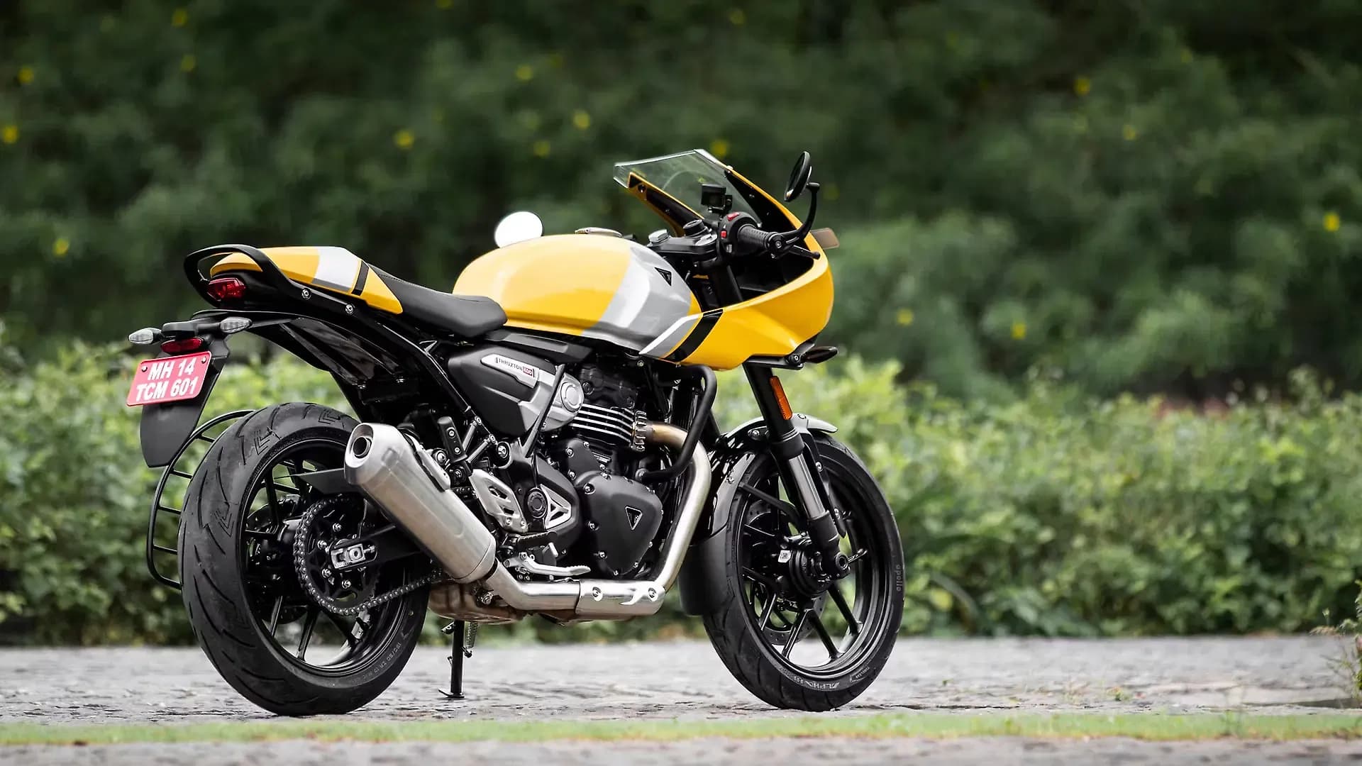 Triumph Thruxton 400 Right Rear Three Quarter