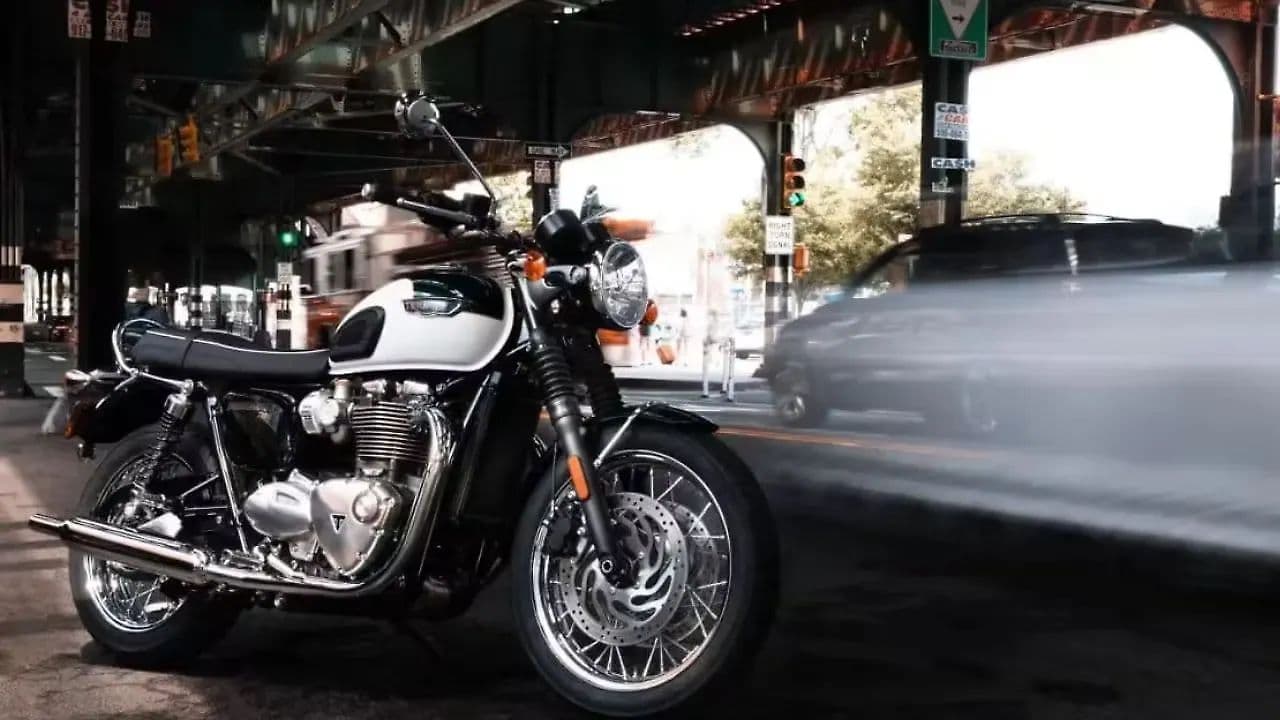 Triumph Bonneville 400 Right Front Three Quarter