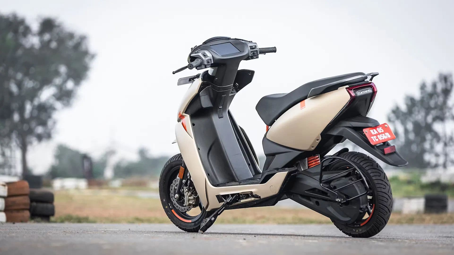 Ather 450X Left Rear Three Quarter