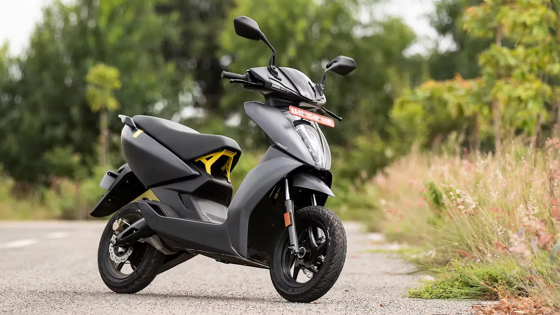 Ather 450S Right Front Three Quarter