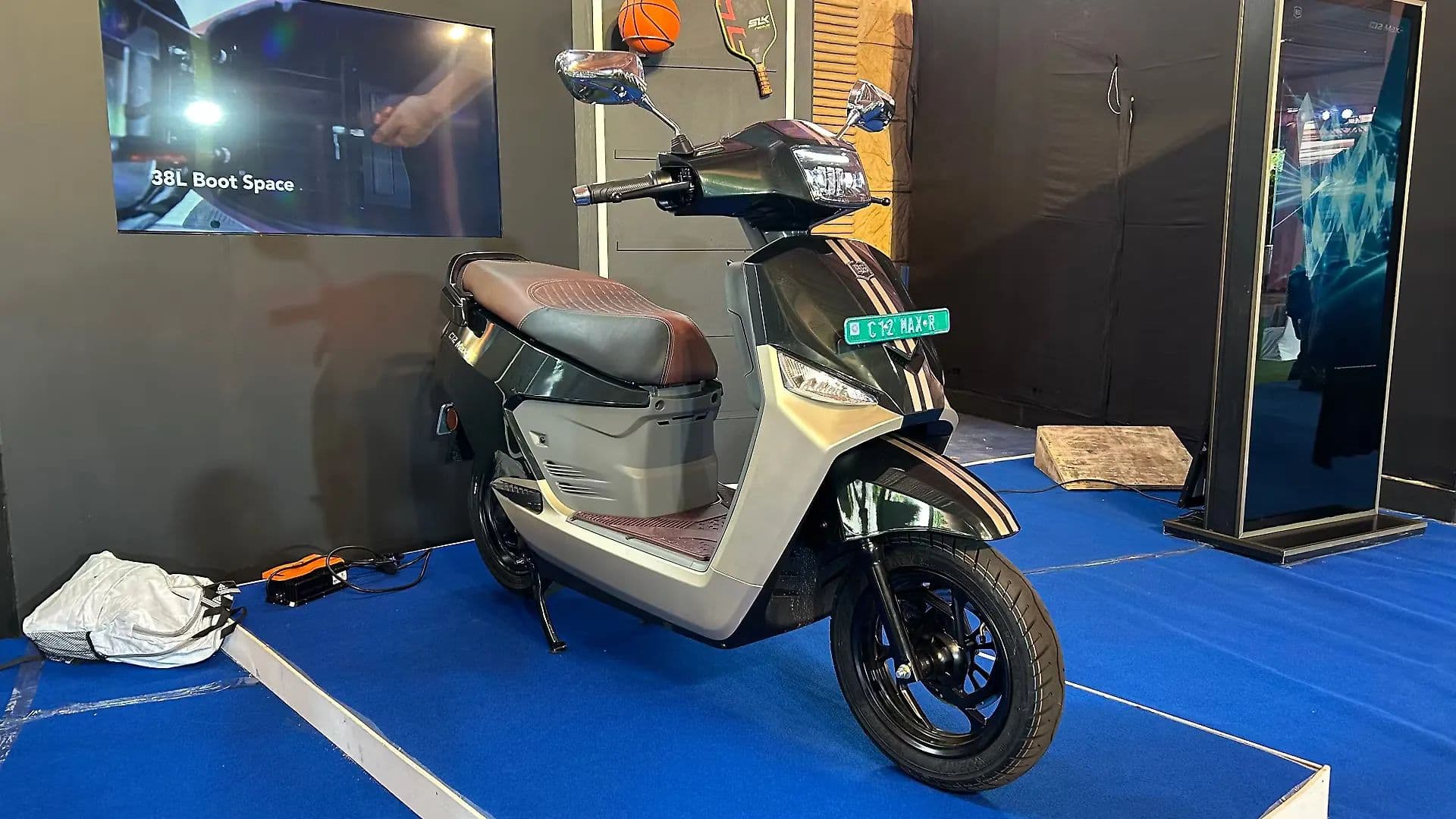 BGauss C12 MaxR Right Front Three Quarter
