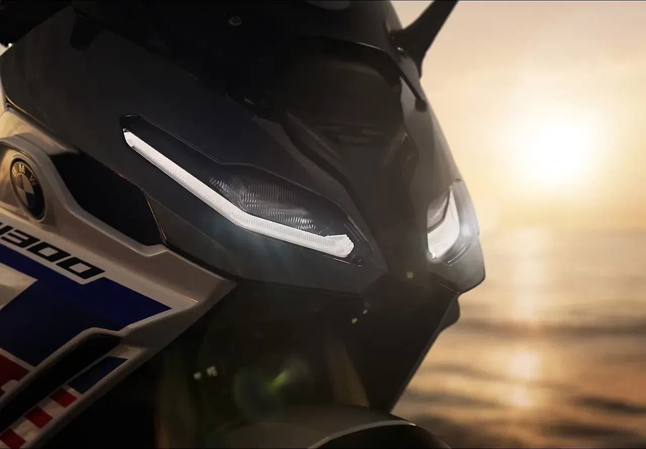 BMW R 1300 R Right Front Three Quarter