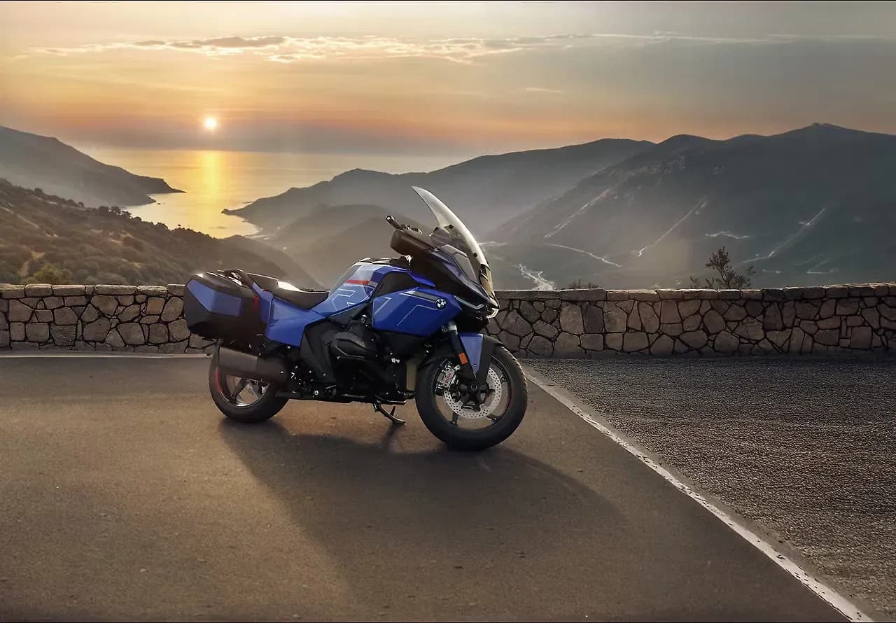 BMW R 1300 R Right Front Three Quarter