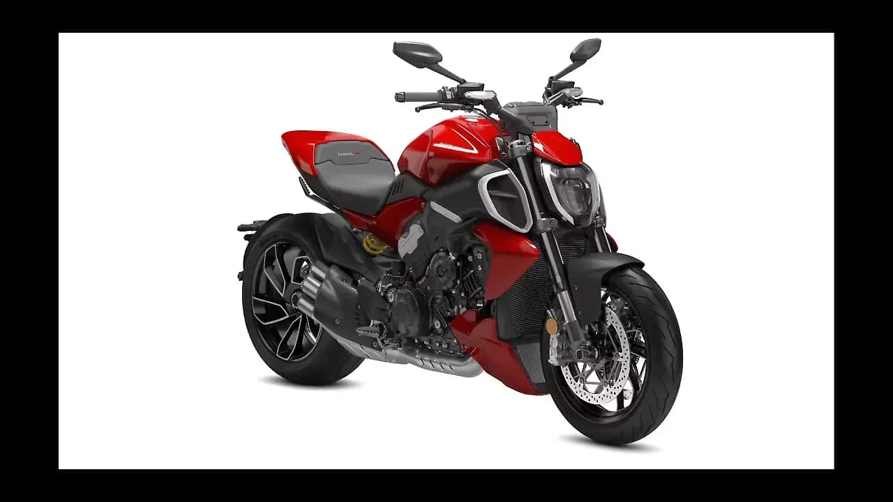 Ducati Diavel V4 Right Front Three Quarter