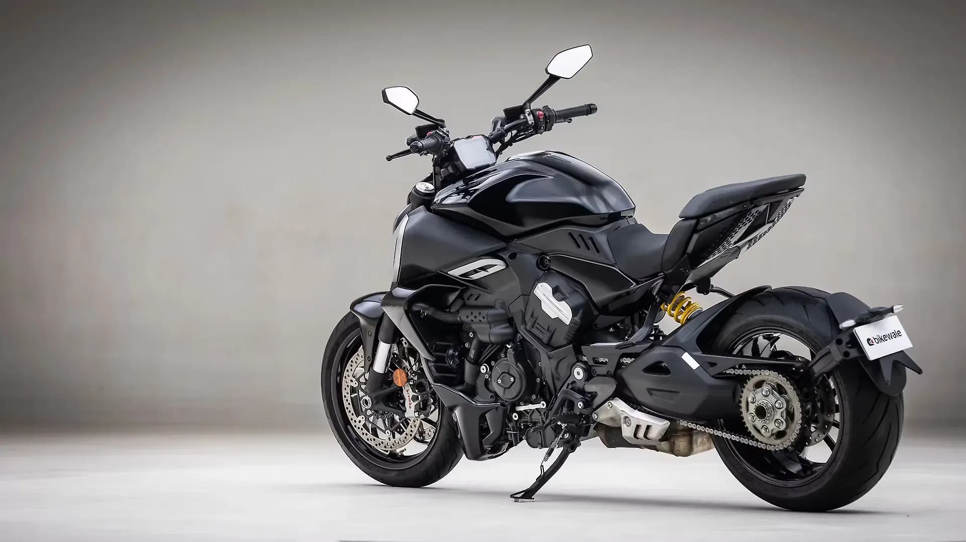 Ducati Diavel V4 Left Rear Three Quarter