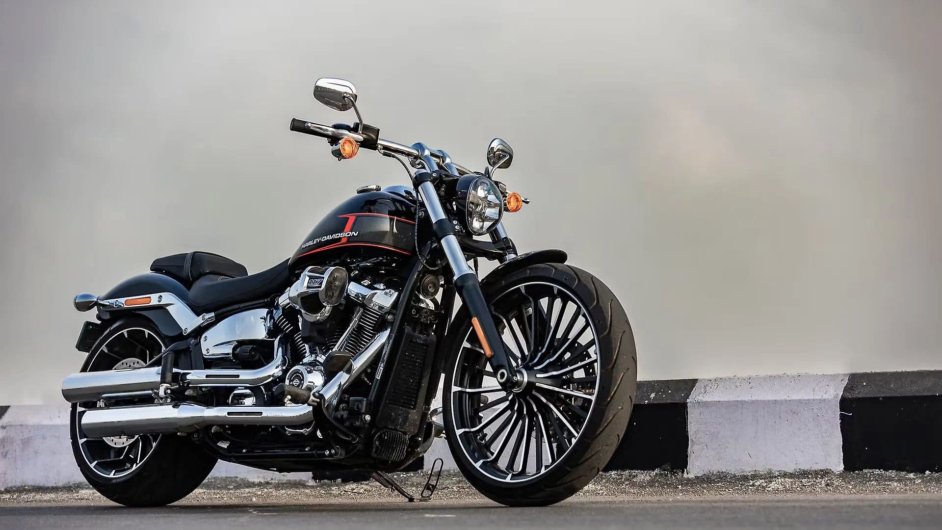Harley-Davidson Breakout Right Front Three Quarter