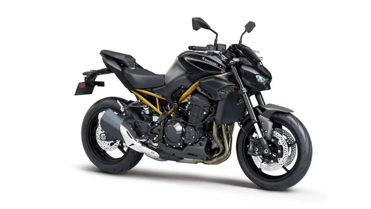 Kawasaki Z900 Right Front Three Quarter