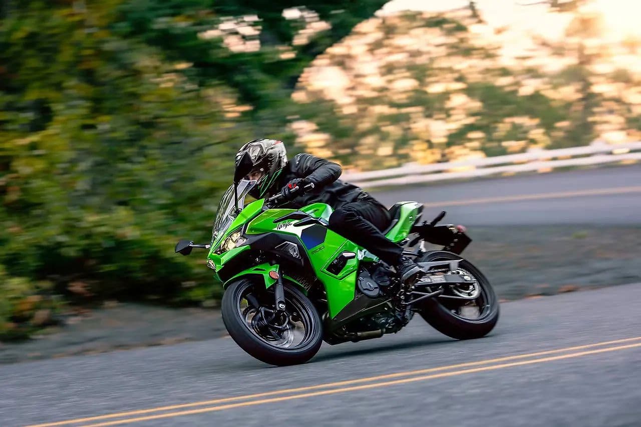 Kawasaki Ninja 500 Riding