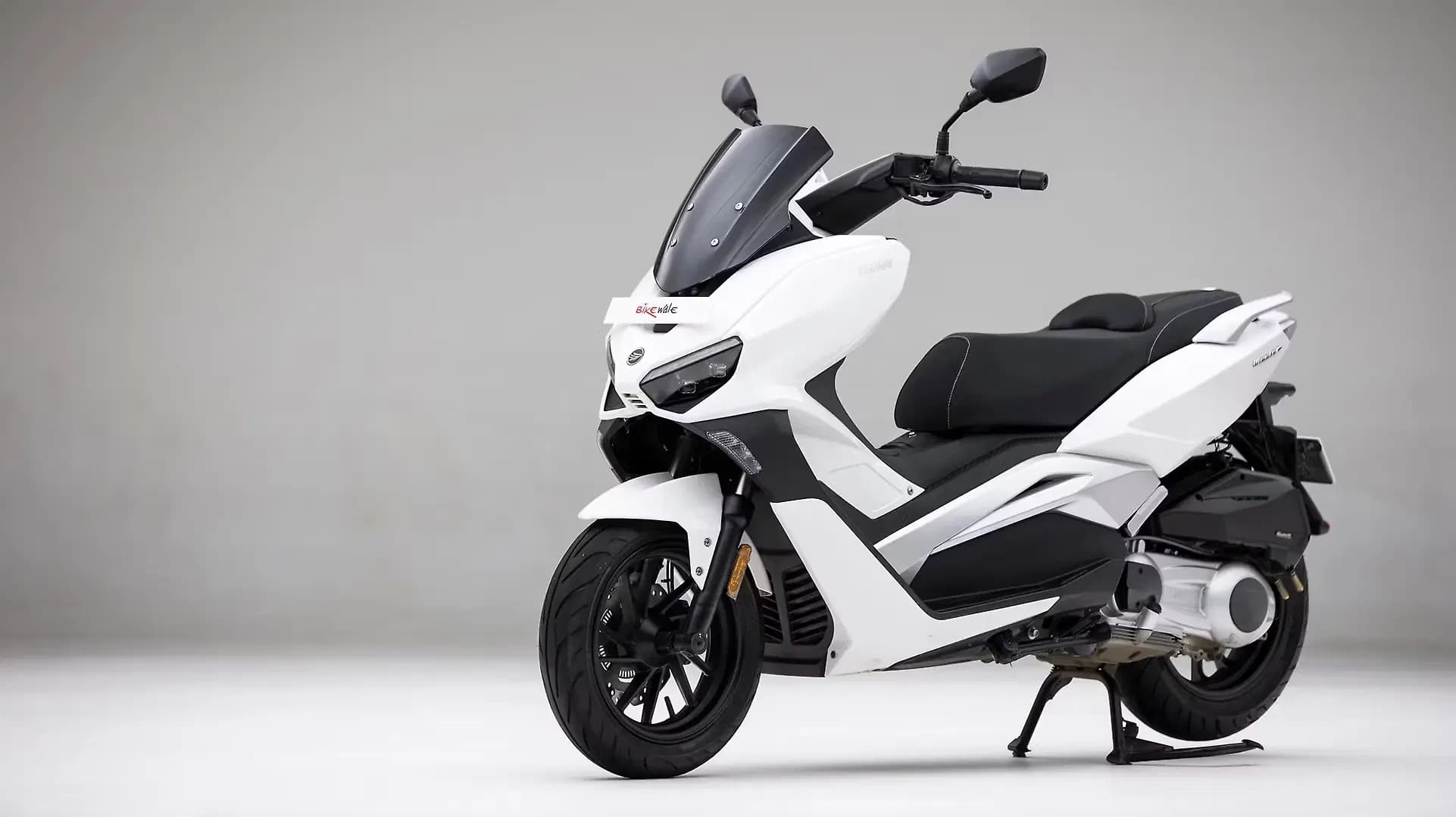 Keeway Vieste 300 Left Front Three Quarter