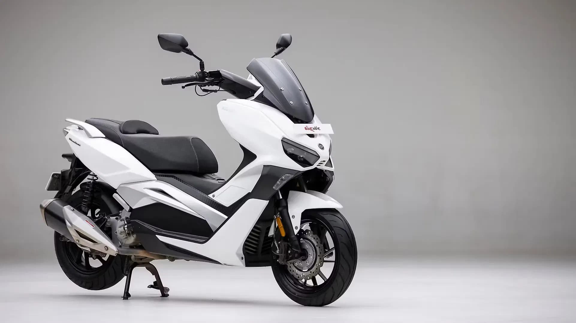 Keeway Vieste 300 Right Front Three Quarter