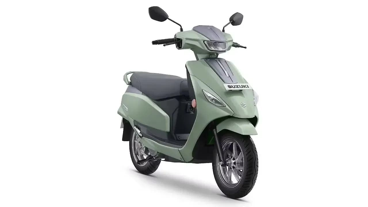 Suzuki E Access Right Front Three Quarter