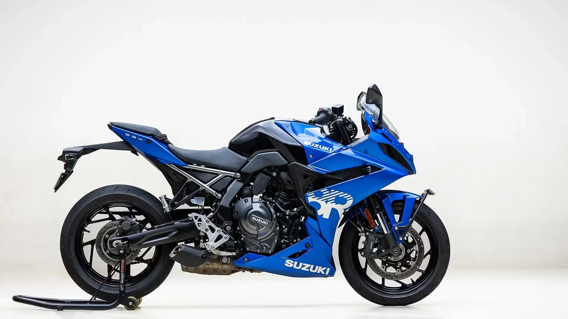 Suzuki GSX-8R Right Side View