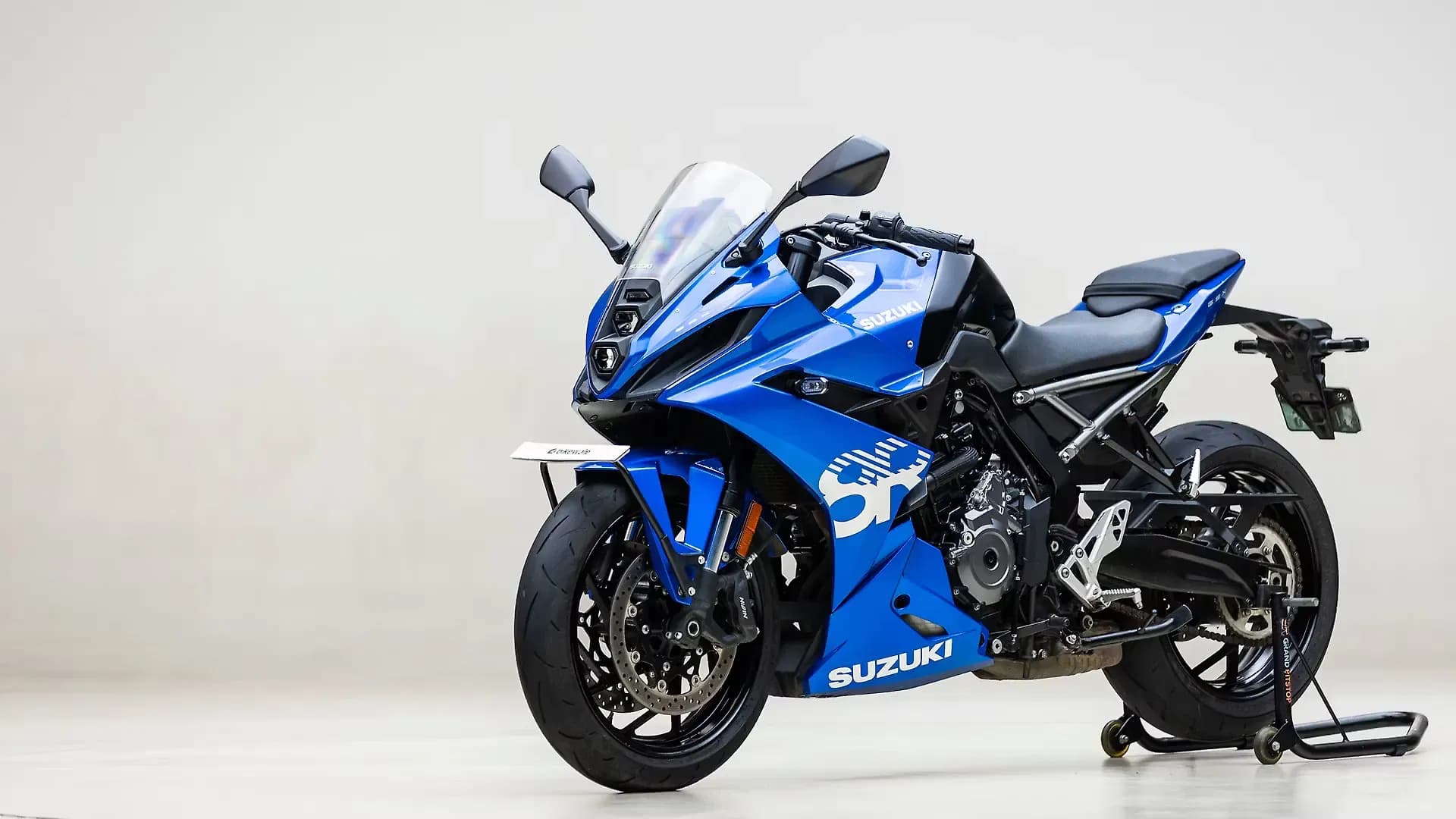 Suzuki GSX-8R Left Front Three Quarter