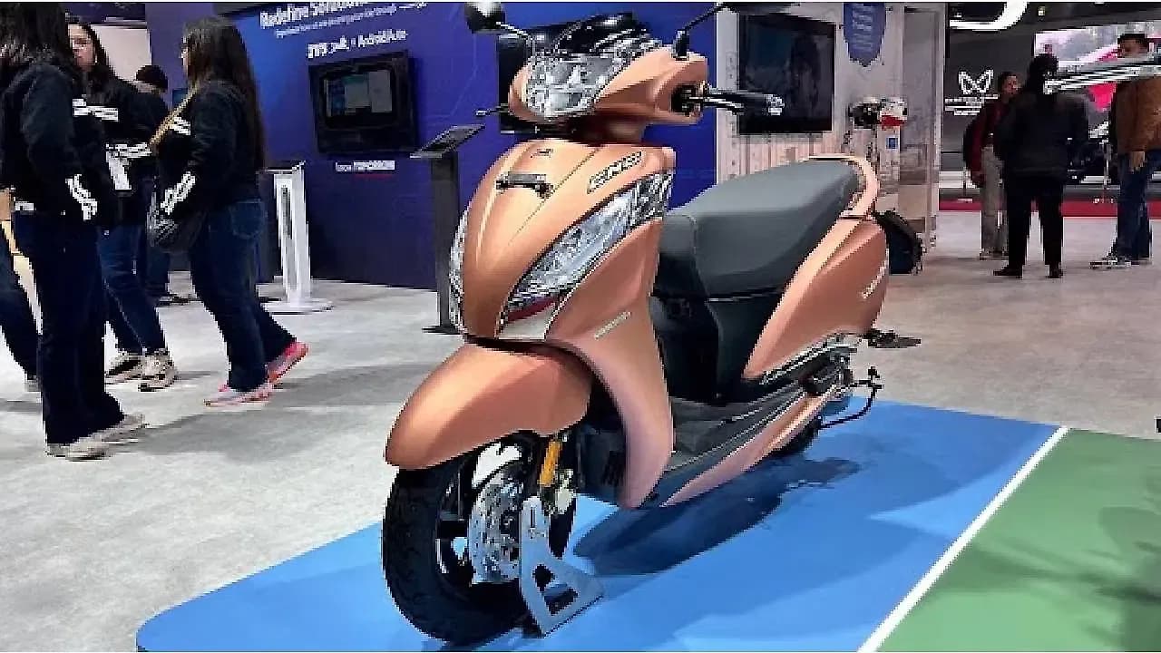 TVS Jupiter CNG Left Front Three Quarter