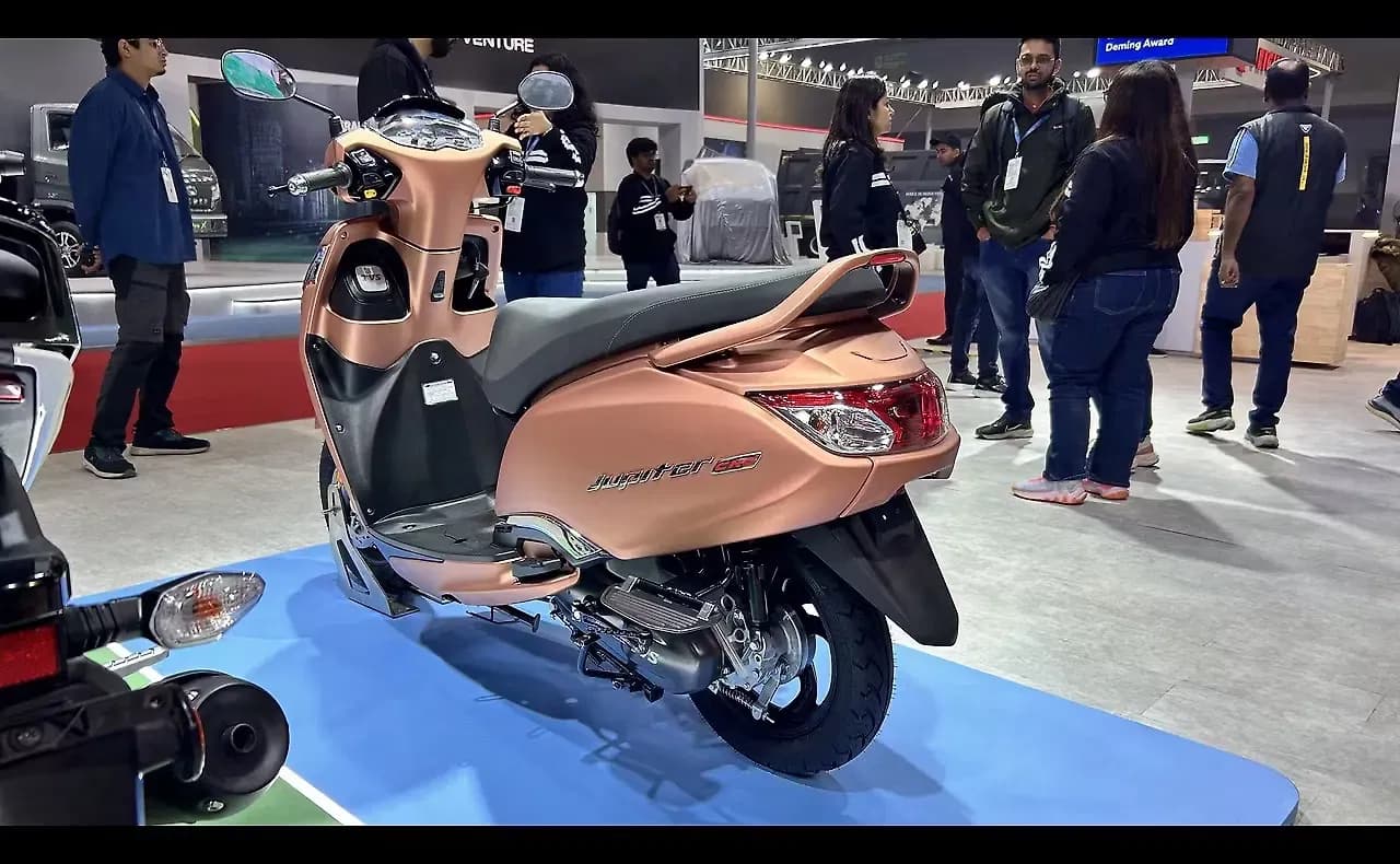 TVS Jupiter CNG Left Front Three Quarter