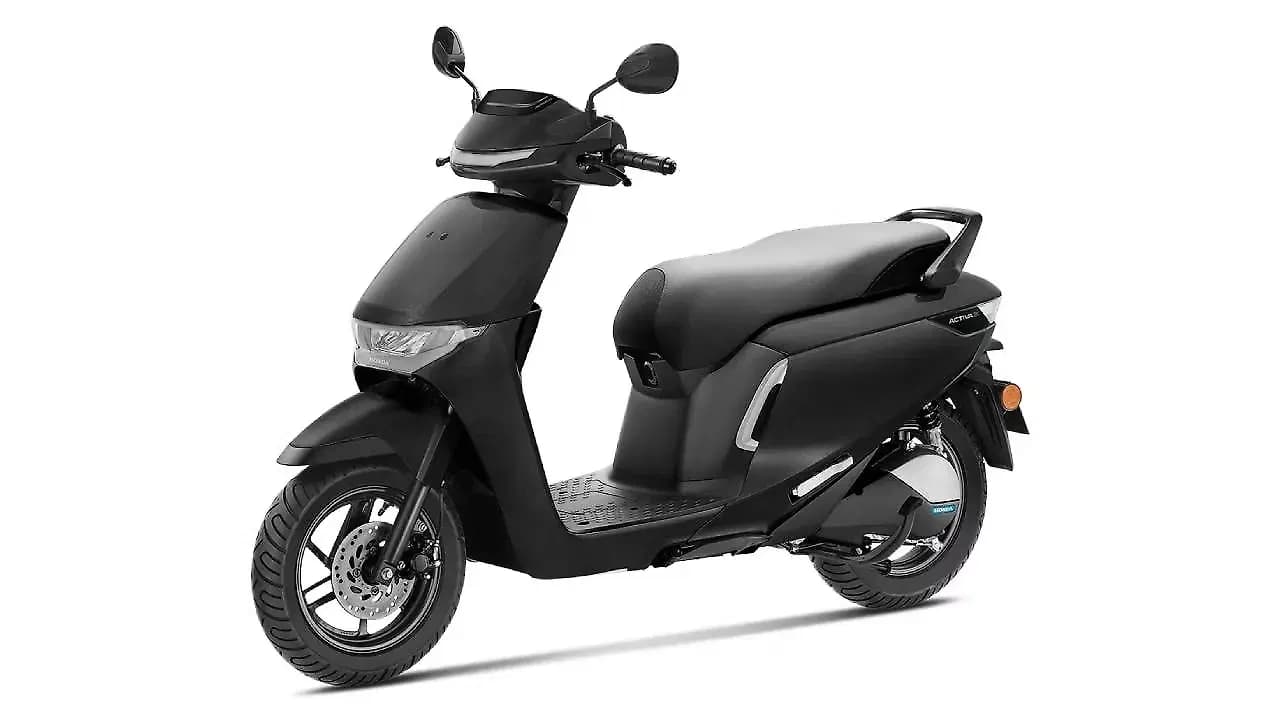 Honda Activa e in Pearl Igneous Black