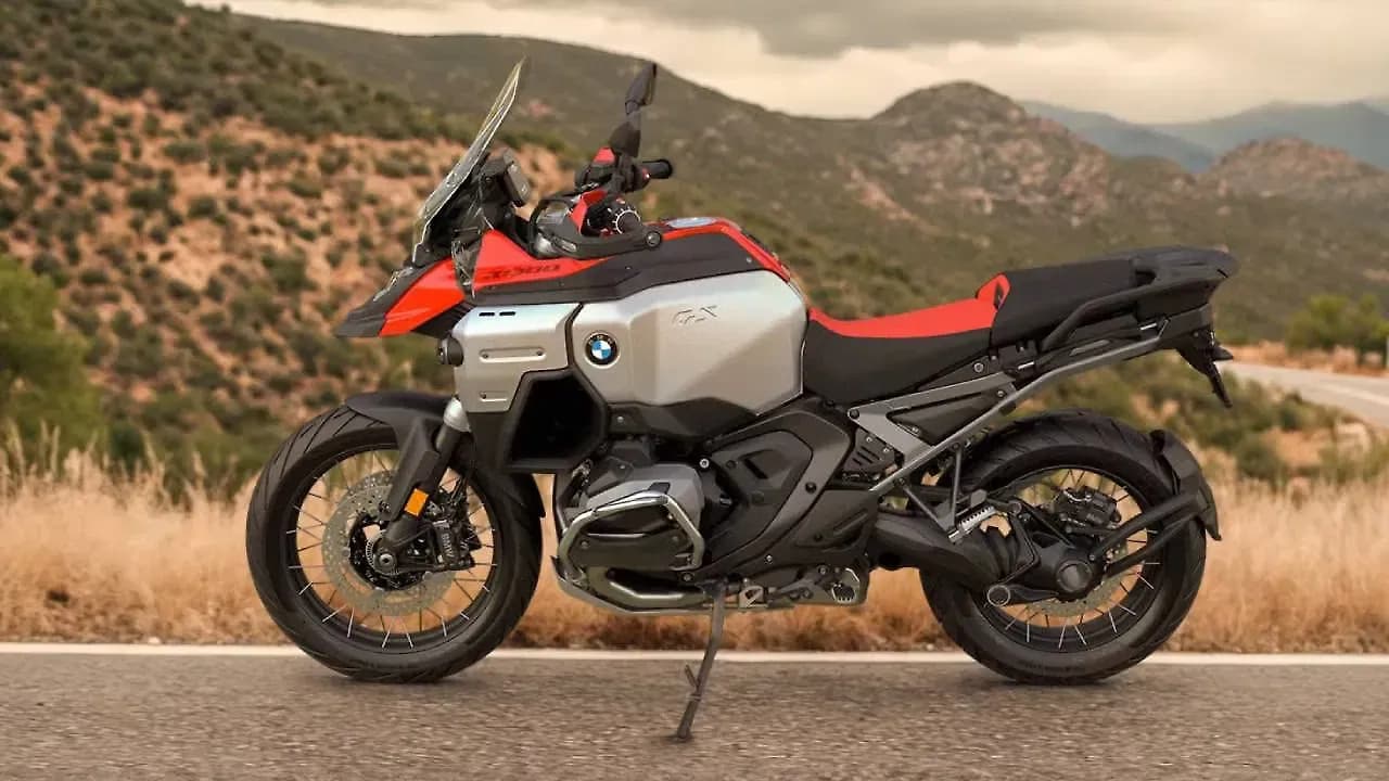 BMW R 1300 GS Adventure in Racing Red