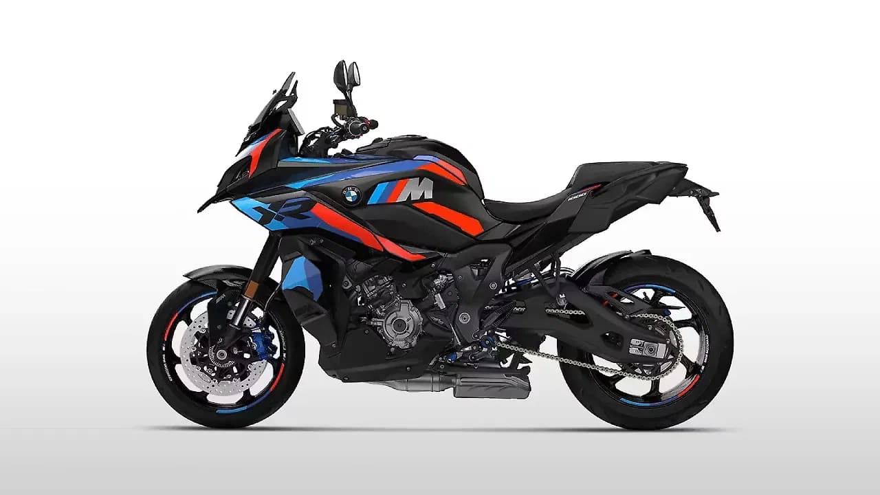 BMW M 1000 XR in Light Blue, Dark Blue and Red
