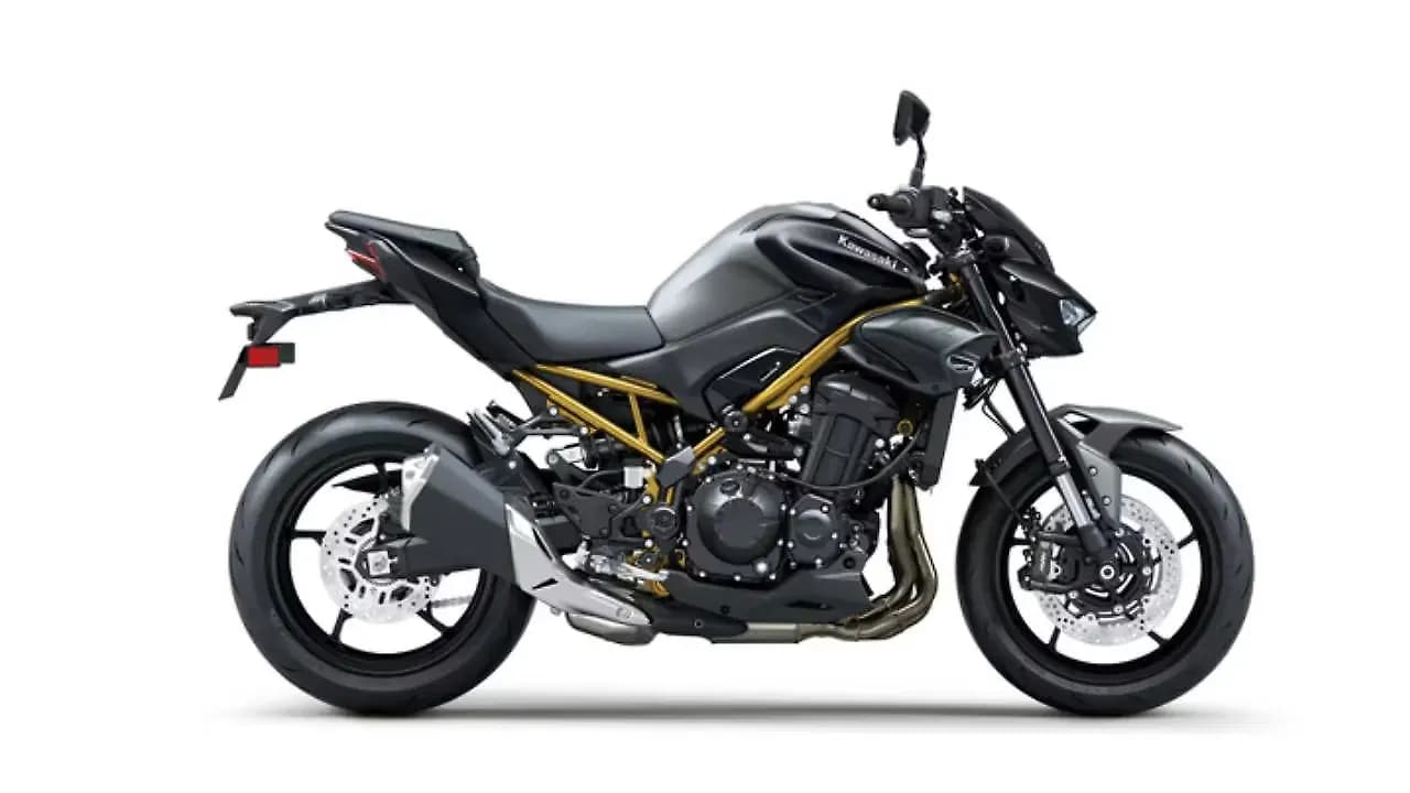 Kawasaki Z900 in Metallic Matte Graphenesteel Gray / Metallic Spark Black