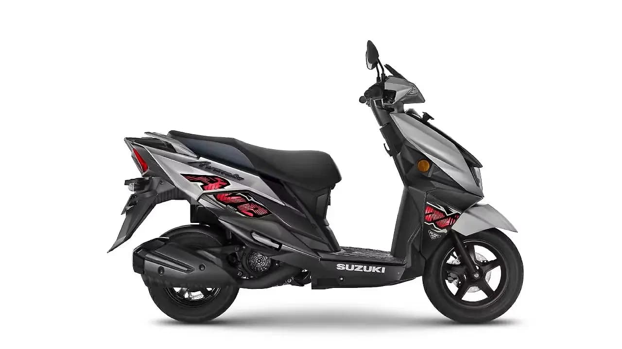 Suzuki Avenis 125 in Metallic Matte Platinum Silver and Glass Sparkle Black